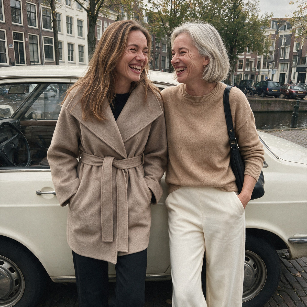 Twee vrouwen bij een auto in Fleur & Sophie outfits