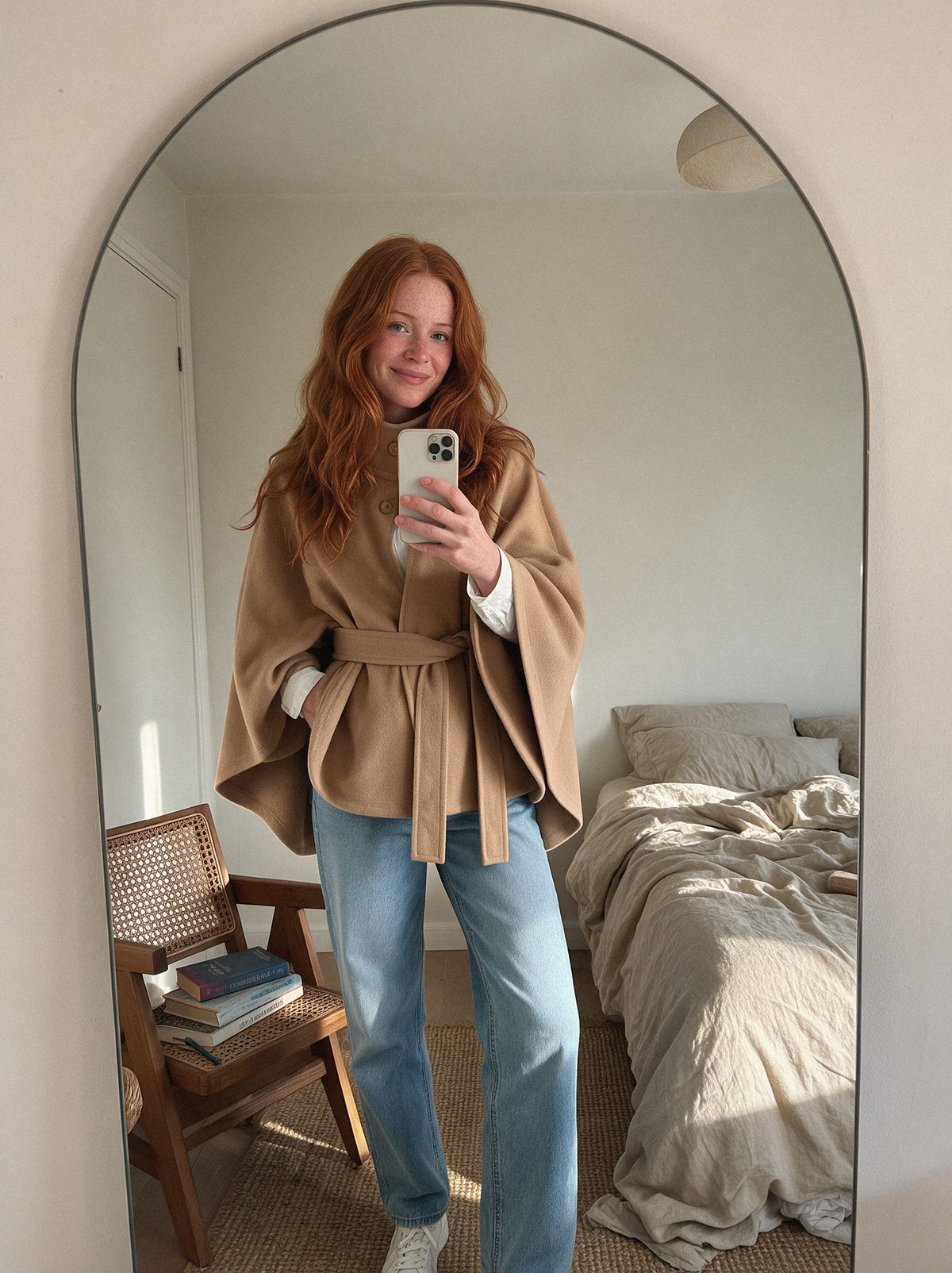 Spiegelselfie in de slaapkamer met capejas Romy