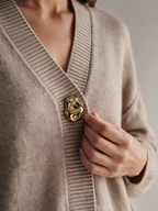 Vest Noor, detail gouden knoop