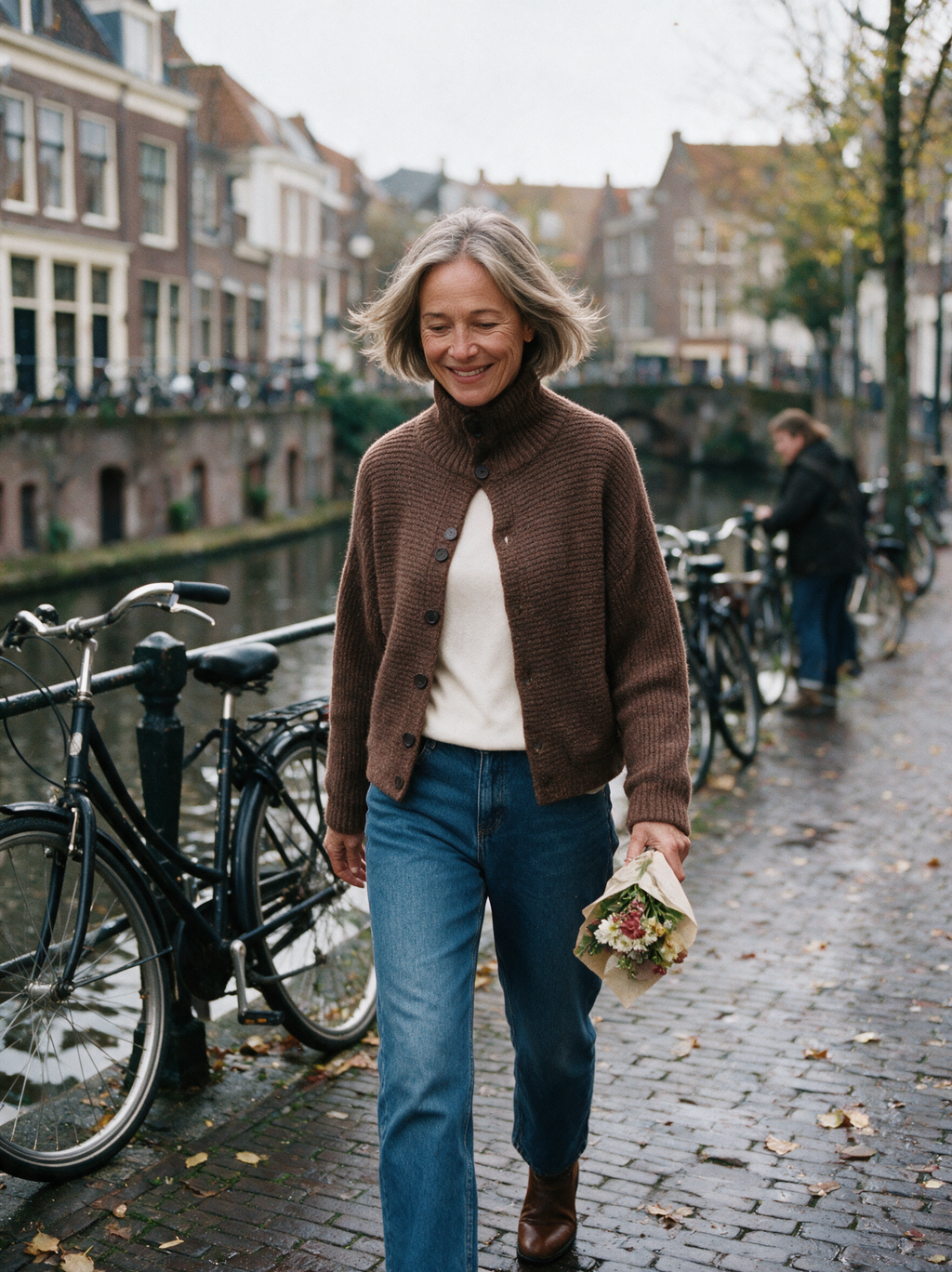 Vest Sanne in bruin, buiten in Utrecht