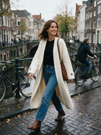 Lange gebreide jas Mila in crème, buiten in Utrecht