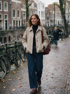 Korte trenchjas Noa in licht khaki, buiten in Utrecht