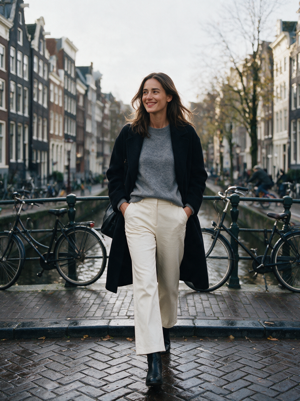 Flared broek Jill in crème, buiten in Amsterdam