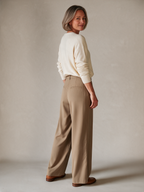Wijde pantalon Fenna in khaki, zij- en achterkant